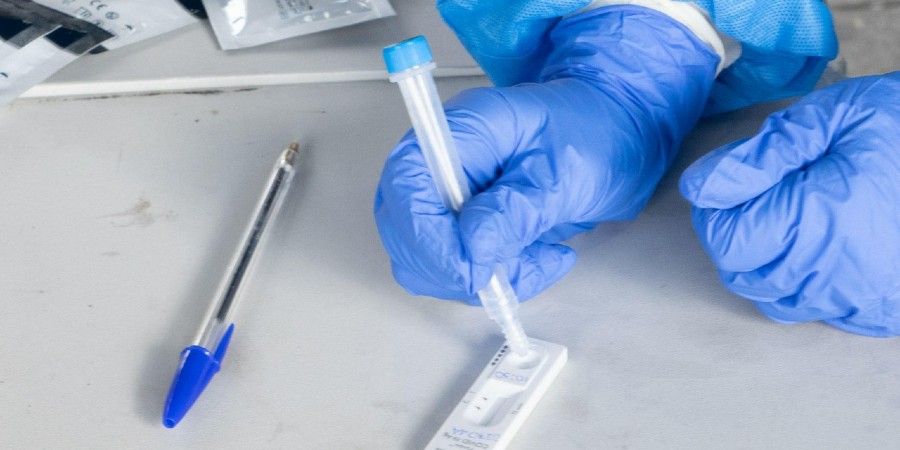 Προειδοποιεί το FDA: Λιγότερο ευαίσθητα τα rapid test στην ανίχνευση της Όμικρον