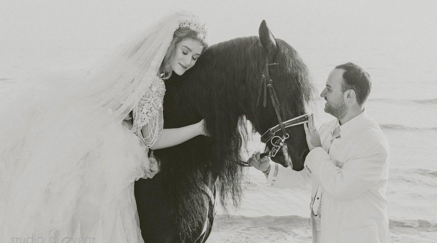 Μαυρίκιος Μαυρικίου – Ιλάειρα Ζήση: Παραμυθένιες οι γαμήλιες φωτογραφίες τους πάνω σε άλογα