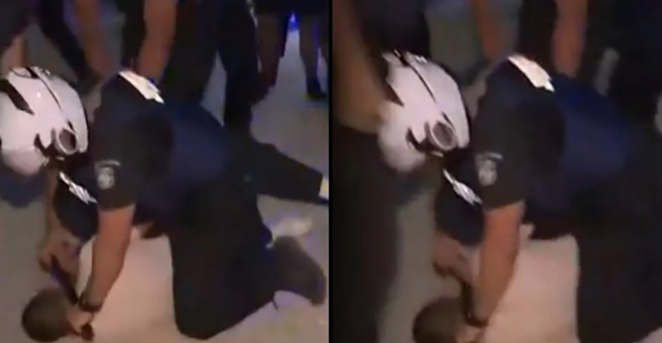 Σοκαριστική εικόνα: Αστυνομικός πίεζε με γκλοπ τον λαιμό διαδηλωτή στην Ελλάδα 