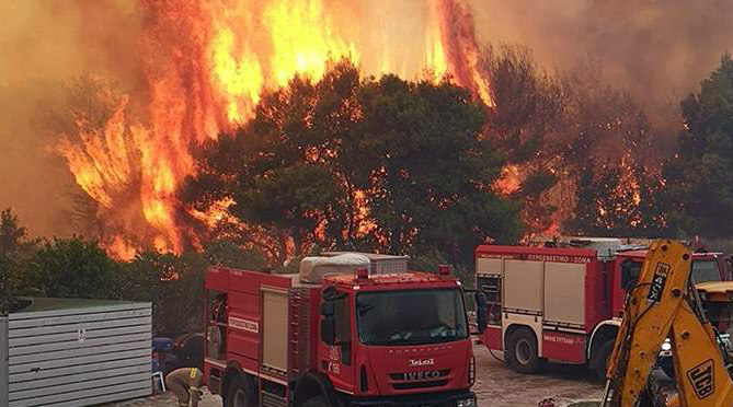 Σε ύφεση η πυρκαγιά στην Ζάκυνθο – Καλύτερη εικόνα στο Λουτράκι 