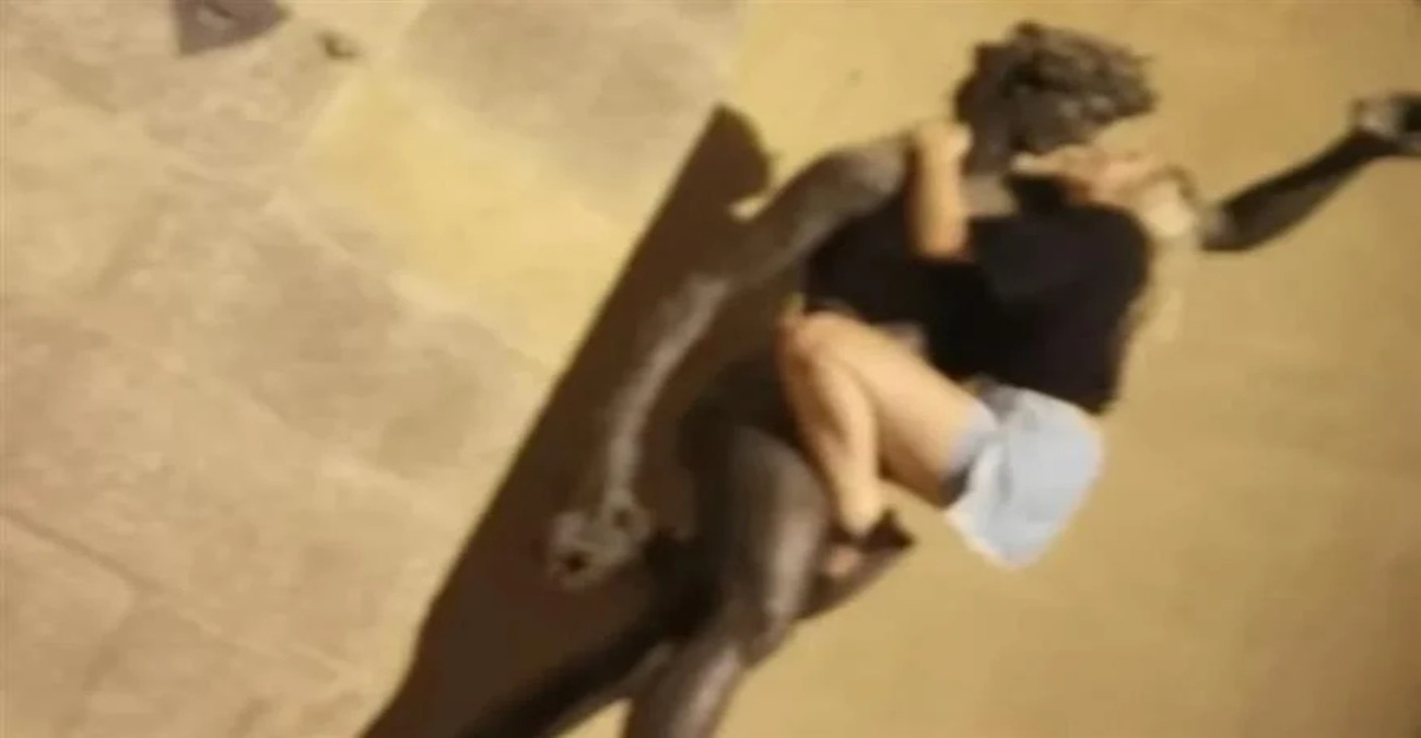Σάλος με τουρίστρια στη Φλωρεντία που παρίστανε να κάνει σεξ με ιστορικό άγαλμα - Οι εικόνες που σοκάρουν