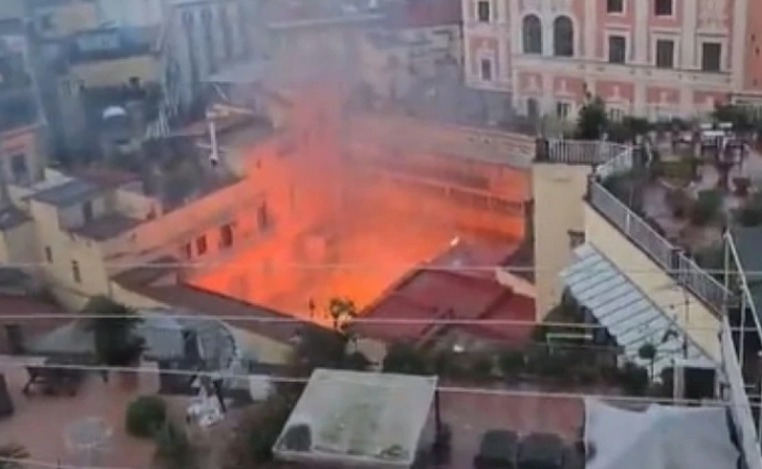 VIDEO: Πυρκαγιά κατέστρεψε ιστορικό θέατρο της Ευρώπης - Εκκενώθηκαν οι γύρω πολυκατοικίες 