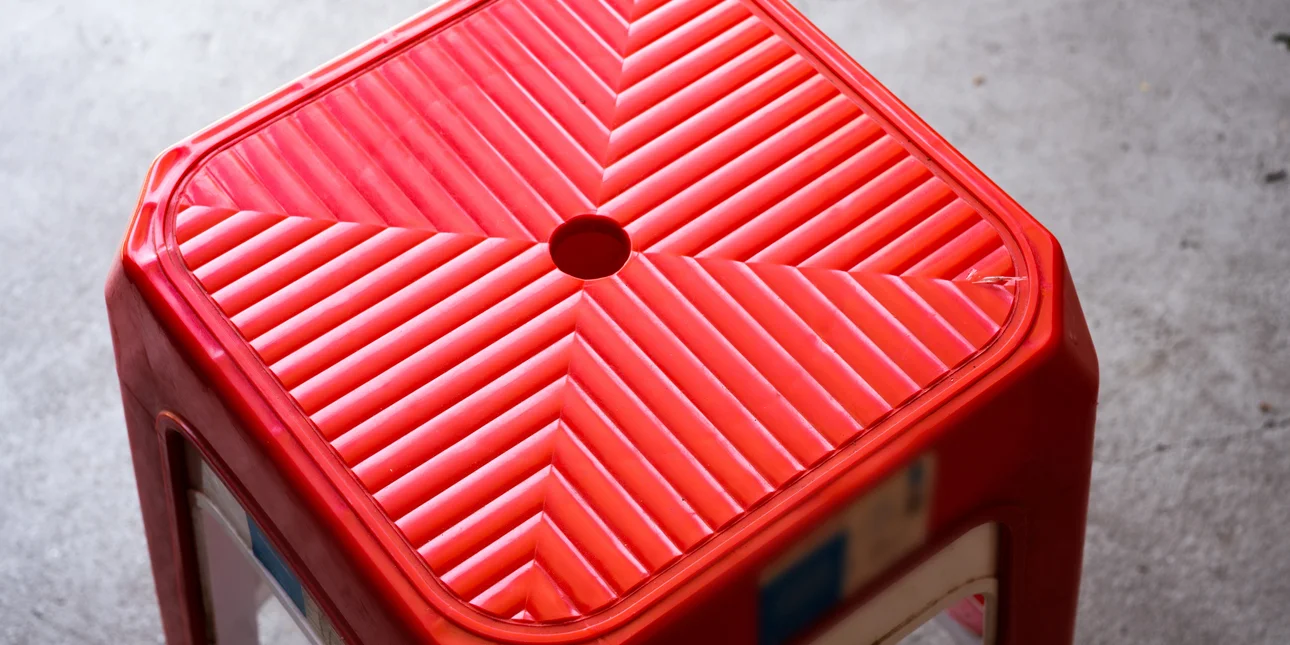 Ποιος είναι ο σκοπός της στρογγυλής τρύπας στη μέση της πλαστικής καρέκλας;