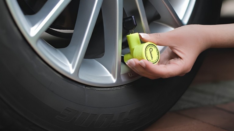 Αστυνομικοί ξεφουσκώνουν λάστιχα αυτοκινήτων μέχρι να πληρώσουν τα χρέη τους οι οδηγοί