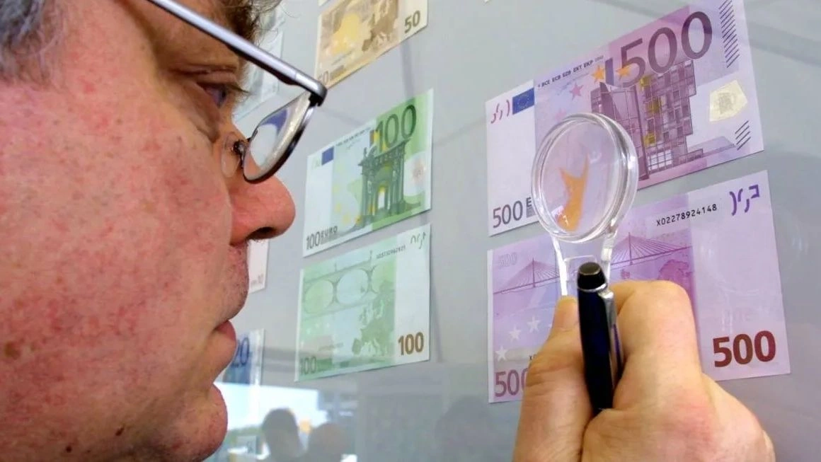«Έρχεται» το τέλος των 500ευρων – Τι θα γίνει με όσα ήδη κυκλοφορούν - Τι πρέπει να κάνουν όσοι έχουν