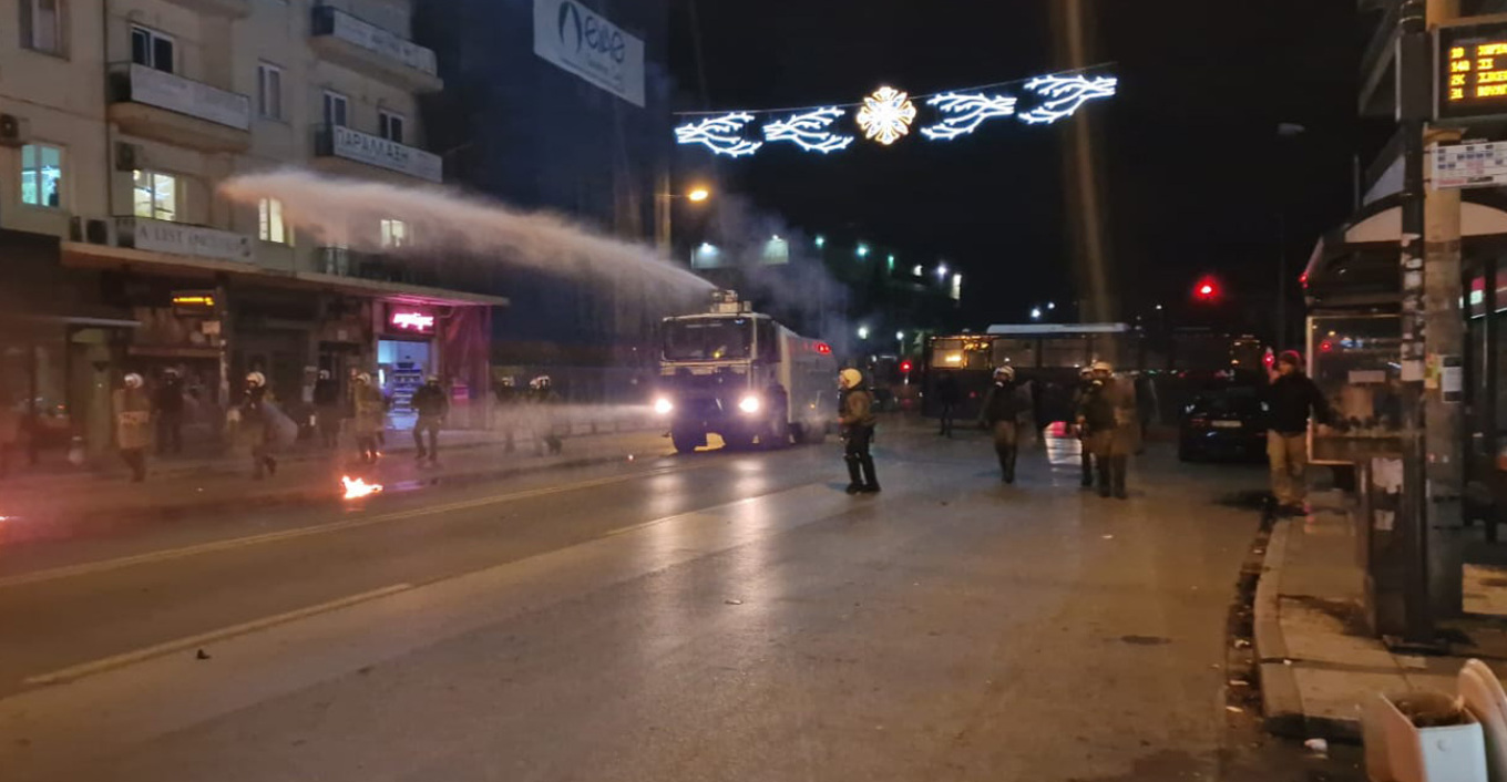 Σοβαρά επεισόδια στη Θεσσαλονίκη με αφορμή τον θάνατο του 16χρονου Ρομά - «Βροχή» από μολότοφ