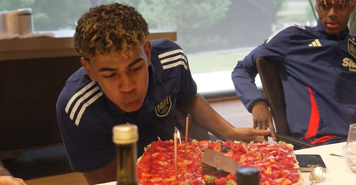 Euro 2024, Εθνική Ισπανίας: Ο Γιαμάλ έκοψε τούρτα για τα 17α γενέθλιά του και αποκάλυψε το δώρο που επιθυμεί