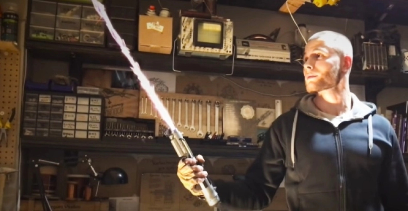 Φανατικός του Star Wars κατασκεύασε το πρώτο φωτόσπαθο: Μπορεί να κόψει ατσάλι - Δείτε βίντεο