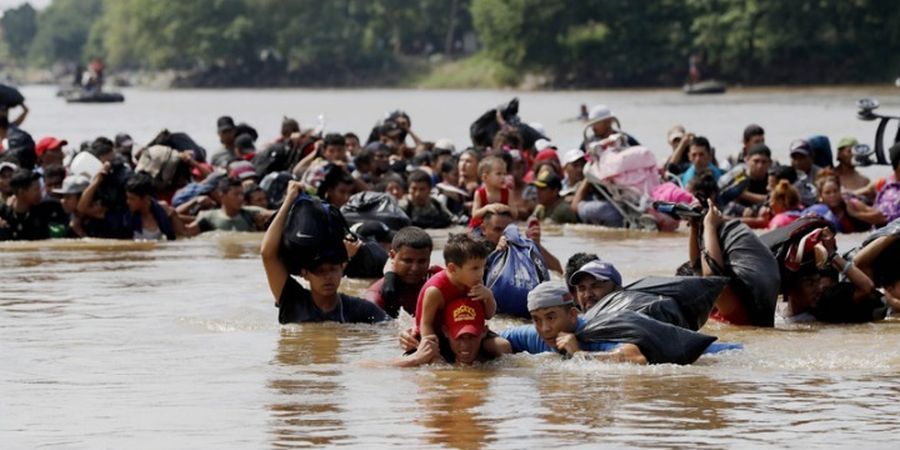 Εκατοντάδες μετανάστες έπεσαν στα ορμητικά νερά ποταμού για να συνεχίσουν το ταξίδι τους προς τις ΗΠΑ