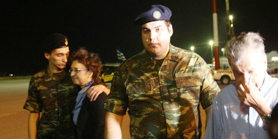 ΦΩΤΟΓΡΑΦΙΕΣ: Στην αγκαλιά των γονιών τους οι δύο στρατιωτικοί μετά την επιστροφή τους στην Ελλάδα