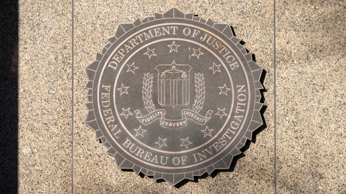 Υπάλληλος του FBI απολύθηκε γιατί πήρε στο γραφείο σημαία της ΛΟΑΤΚΙ+ κοινότητας