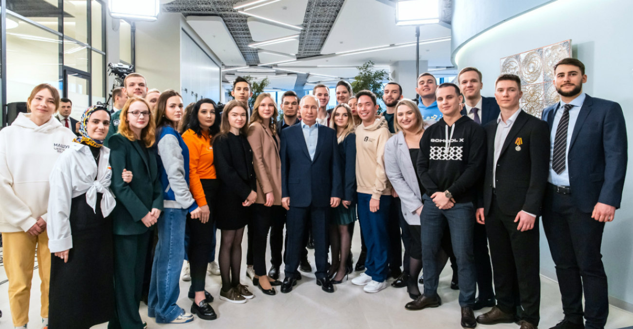 Ο Πούτιν έβαλε παπούτσια με τακούνι σε συνάντηση με φοιτητές - Δείτε εικόνες 