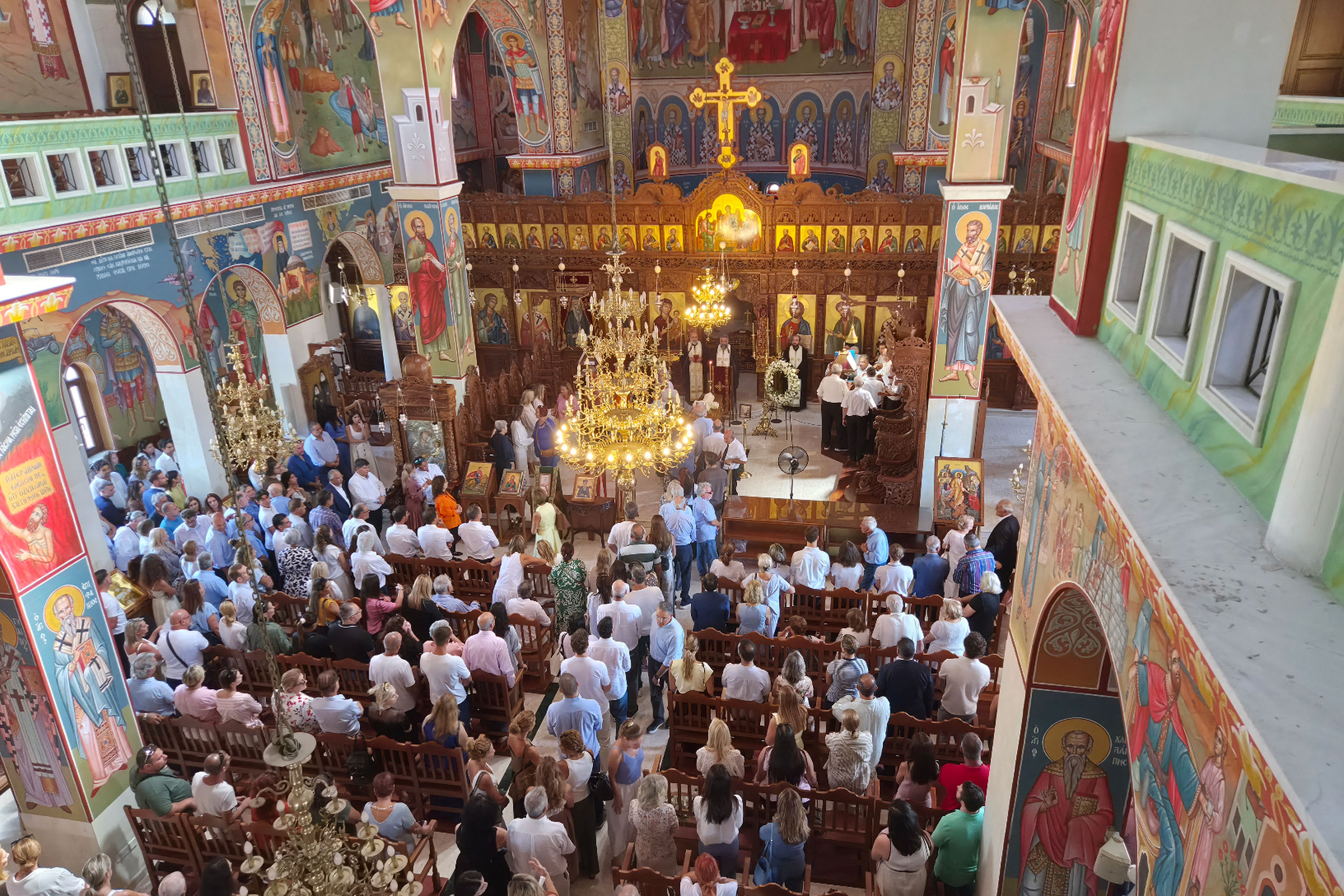 Συγκίνηση στην κηδεία του Ντίμη Μαυρόπουλου: Συγγενείς και φίλοι «λένε» το στερνό αντίο – Δείτε φωτογραφίες