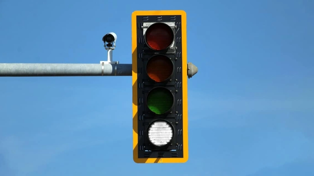 Έρχεται το «τέταρτο χρώμα» στα φανάρια στους δρόμους της Ευρώπης - Πώς το λευκό αλλάζει την κυκλοφορία