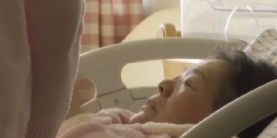 Η γηραιότερη… νέα μητέρα - Απέκτησε  τρίτο παιδί στα 67 - VIDEO 