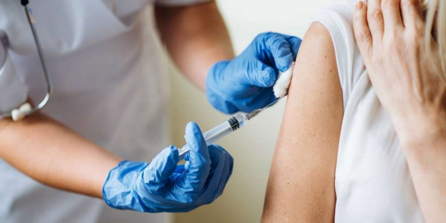 Κορονοϊός: Πόσο μειώνει τη μεταδοτικότητα ο εμβολιασμός – Τι δείχνει έρευνα 