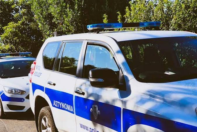 Συναγερμός στην Πάφο: Άνδρας έκλεψε όχημα, τράπηκε σε φυγή και προκάλεσε τροχαίο – Δείτε φωτογραφία