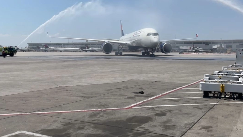 Ο παράξενος λόγος για τον οποίο τα αεροπλάνα ψεκάζονται με νερό πριν την απογείωση - Βίντεο