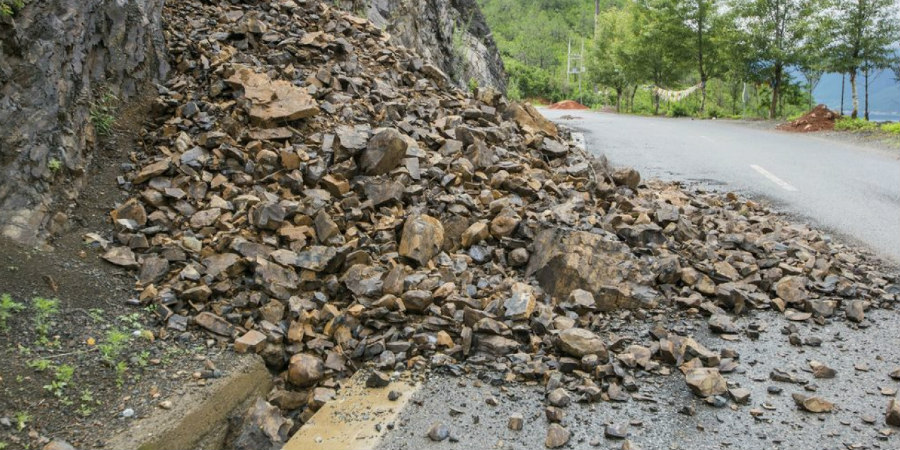 Προσοχή: Κατολισθήσεις βράχων και χώματος στον δρόμο Πλατρών-Τροόδους και σε παρακείμενους του