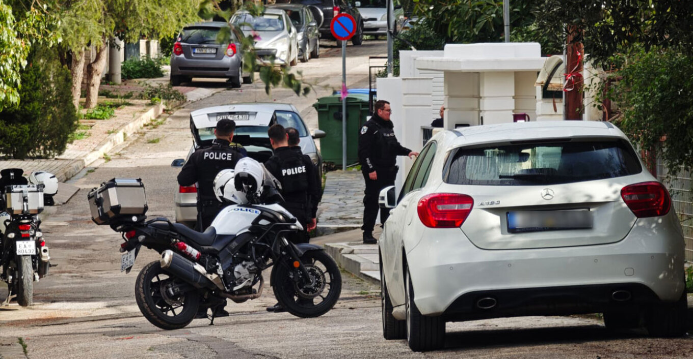 Η διαδρομή του πατροκτόνου από τη φυλακή για τη δολοφονία της μητέρας του μέχρι την εισαγωγή του στο Δρομοκαΐτειο και το εξιτήριο