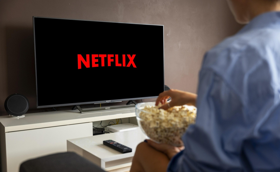 VIDEO: H νέα σειρά του Netflix που έκανε το καλύτερο άνοιγμα της χρονιάς - Έγινε το νέο...κόλλημα