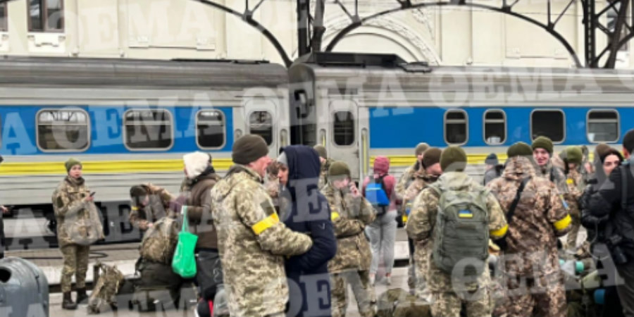 Συγκινητικές εικόνες: Ουκρανοί στρατιώτες αποχαιρετούν τις οικογένειές τους και πάνε να πολεμήσουν