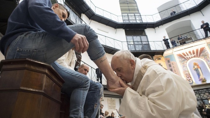 ΙΤΑΛΙΑ: Έπλυνε τα πόδια φυλακισμένων ο Πάπας Φραγκίσκος