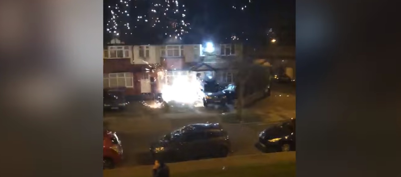 Αντί να γιορτάσει το 2019 βομβάρδισε τον γείτονα- Γι’ αυτό φωνάζει η Πυροσβεστική- VIDEO