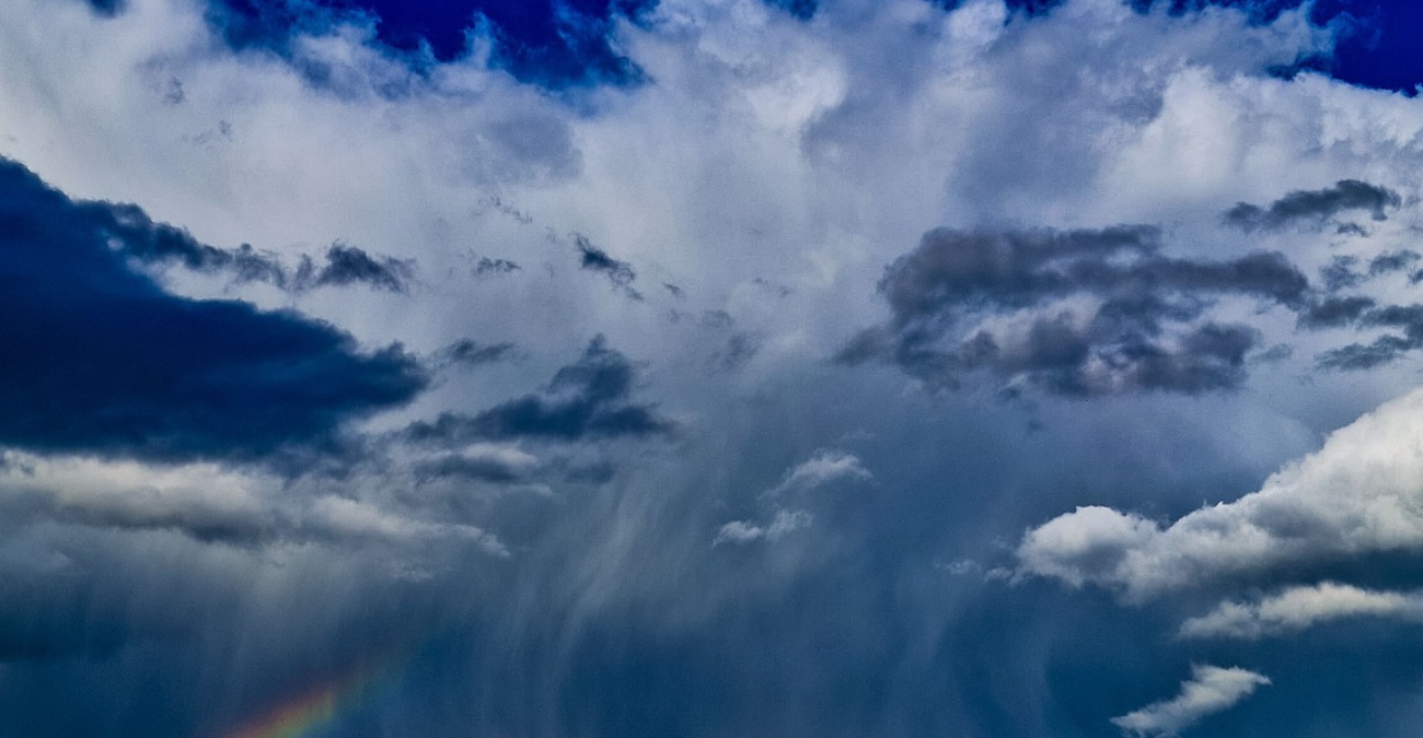 Απίστευτη εικόνα στην Κύπρο: Ο ουρανός χωρίστηκε στα δύο και έγινε viral - Φωτογραφία