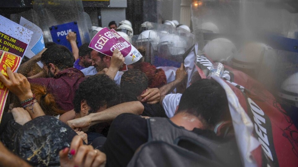 Σχεδόν 200 συλλήψεις στα επεισόδια στην Ταξίμ - «Ο Ερντογάν θα φύγει, δεν υπάρχει άλλος δρόμος», φώναζαν οι διαδηλωτές