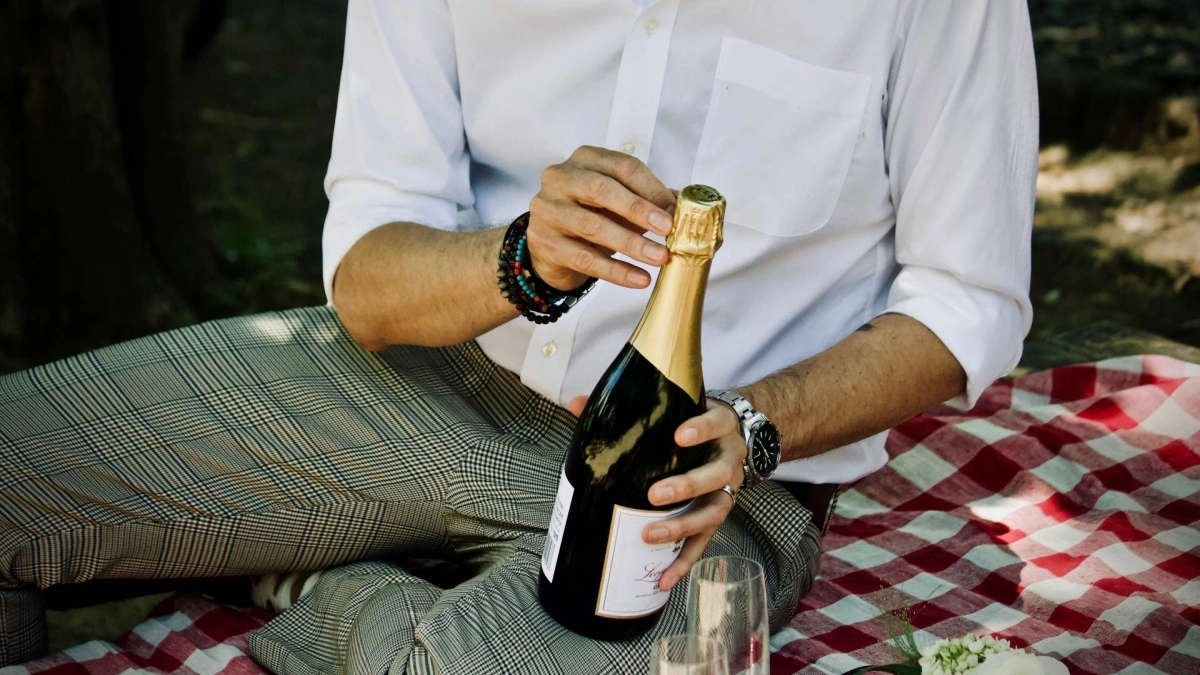 Εργαζόμενος άνοιξε σαμπάνια και... απολύθηκε: Τι αποφάσισε το δικαστήριο