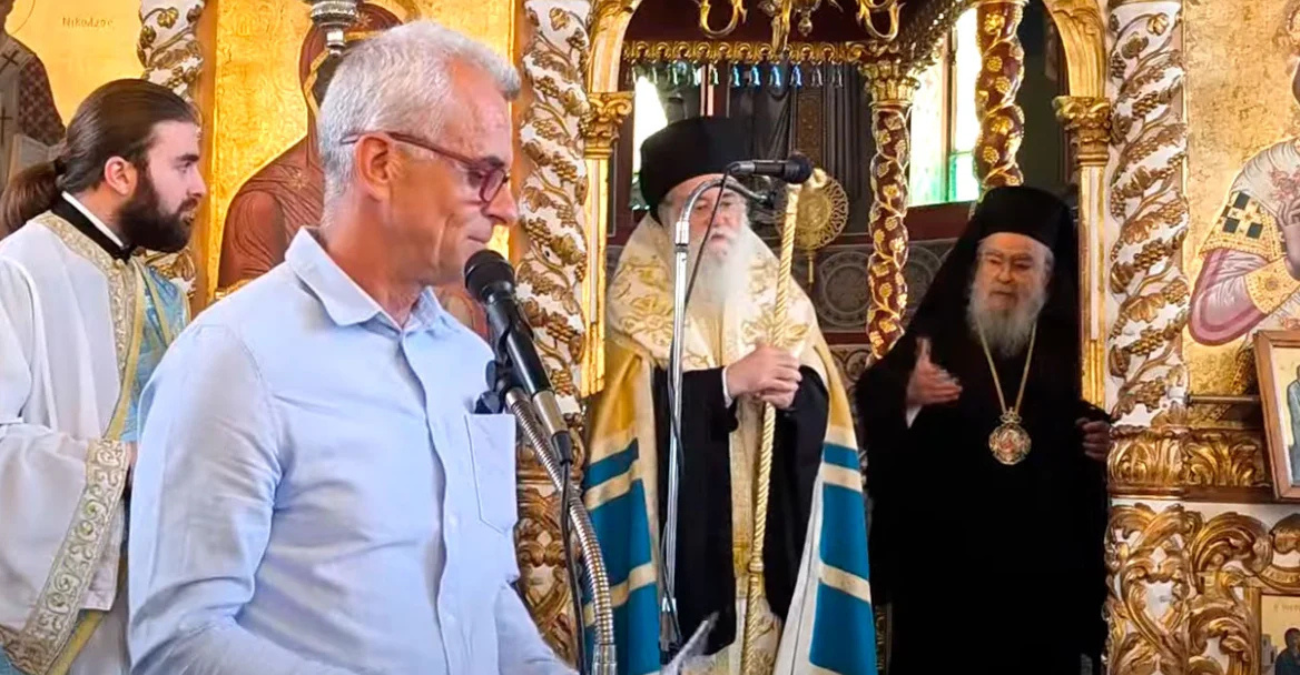 Βίντεο: Μητροπολίτης μάλωσε διευθυντή σχολείου στην Ελλάδα για την αμφίεσή του στην εκκλησία: «Με τα πουκάμισα έξω ήρθες, απαράδεκτος»