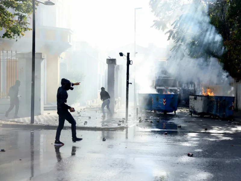 Αλβανία: Μπαραζ μολότοφ, δακρυγόνων και πετροπόλεμος στα Τίρανα