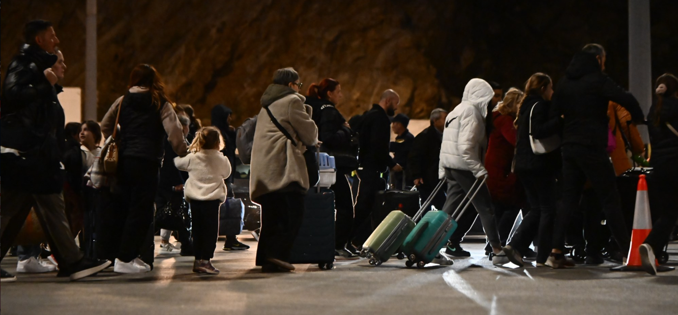 Ωρες αγωνίας στη Σαντορίνη: Νέος σεισμός 4,9 Ρίχτερ τα ξημερώματα - Το αδιαχώρητο στo λιμάνι του νησιού