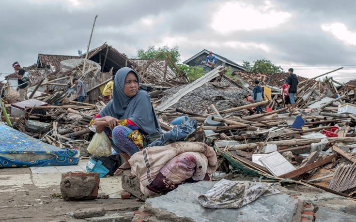 Φόβοι για νέο τσουνάμι στην Ινδονησία που μετρά ήδη 373 νεκρούς
