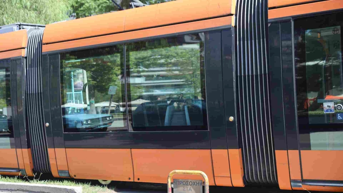 VIDEO - Χαμός στο τραμ: Πιτσιρικάδες πετούσαν συσκευή ερωτικού βοηθήματος σε επιβάτες προκαλώντας αναστάτωση