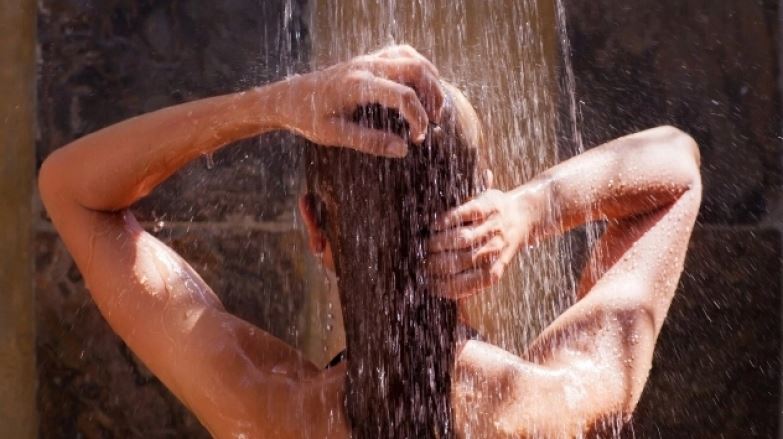 Ούτε πέντε, ούτε δέκα: Ειδικοί απαντάνε πόσα λεπτά πρέπει να κρατάει ένα ντουζ για να είναι υγιές