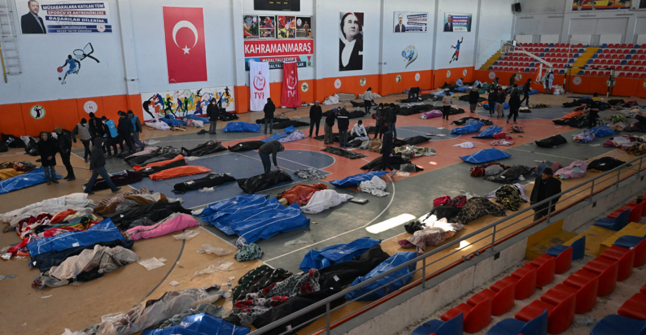 Σεισμός στην Τουρκία: Σε γήπεδα η αναγνώριση των νεκρών - Συγκλονιστικές εικόνες