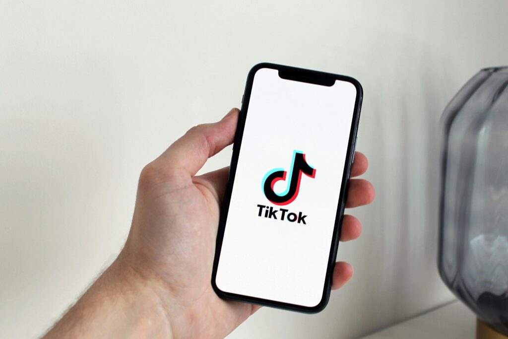 TikTok: Η ψηφιακή νικοτίνη των εφήβων – Προβλήματα ψυχικής υγείας από τη χρήση του