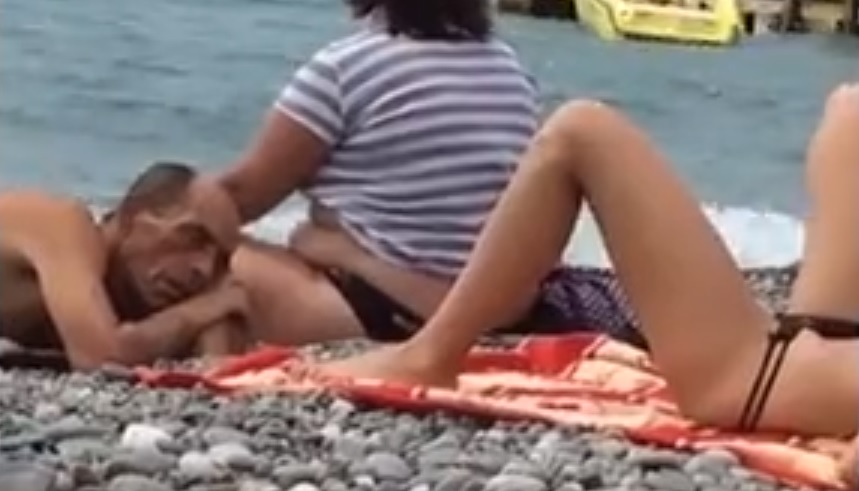Τον συνεπείραν τα κάλλη της παραλίας- Μυρίζει 'παντόφλα'- VIDEO