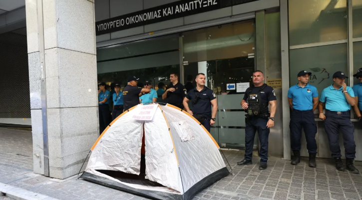 Στα όρια τους οι φοιτητές στην Ελλάδα: Έστησαν σκηνές έξω από το ΥΠΟΙΚ – Δείτε εικόνες 