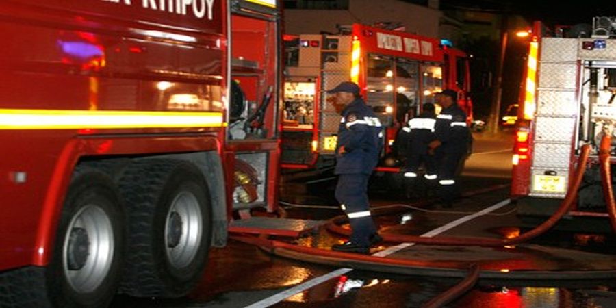 ΛΑΡΝΑΚΑ: Φωτιά σε κτήριο όπου φυλάγονται και αγωνιστικά αυτοκίνητα - Υποψίες για κακόβουλη ενέργεια