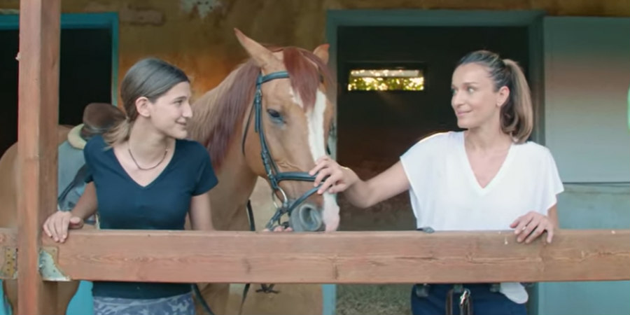 Κάτια Ζυγούλη: Μαθήματα ιππασίας από τη μεγάλη της κόρη, Αναστασία (Βίντεο)