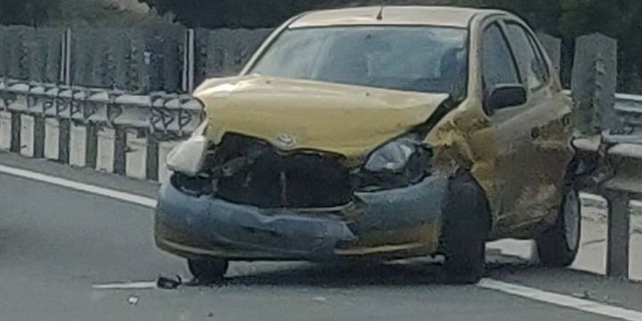 Α/ΔΡΟΜΟΣ ΛΑΡΝΑΚΑΣ-ΛΕΜΕΣΟΥ: Όχημα συγκρούστηκε στο κιγκλίδωμα - VIDEO