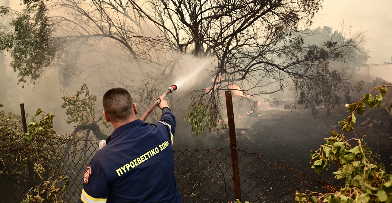 Φωτιά στον Ασπρόπυργο: Βελτιωμένη η εικόνα - Μάχη για να περιοριστεί η πυρκαγιά 