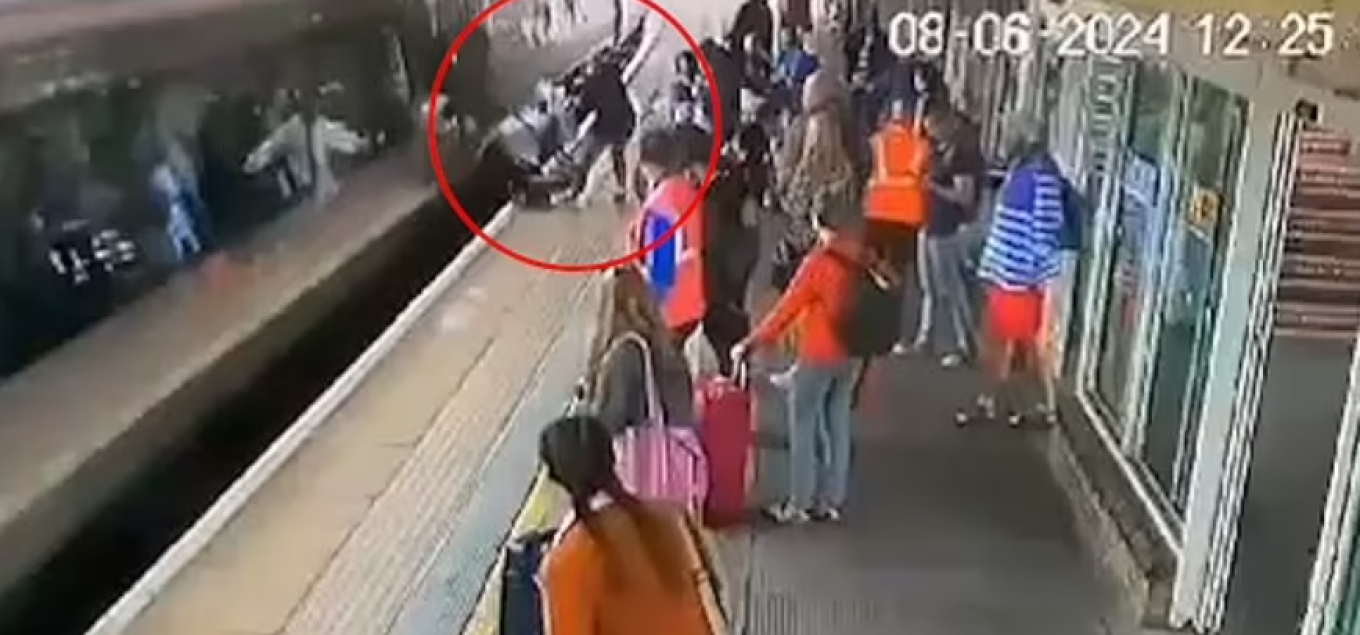 Σοκαριστικό βίντεο στη Βρετανία: Καροτσάκι με μωρό έπεσε σε εν κινήσει τρένο 