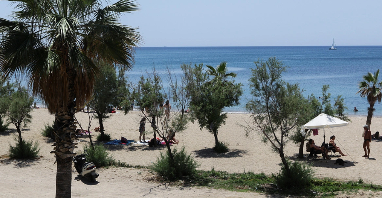 Θρίλερ στο Παλαιό Φάληρο: Βίντεο που ίσως δείχνει το κοριτσάκι ζωντανό έχει στα χέρια του το Λιμενικό