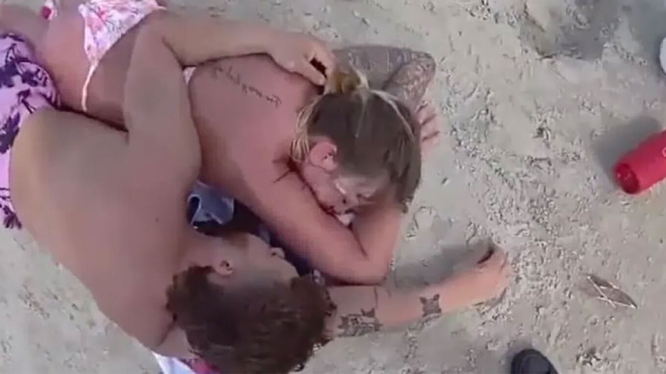 Η στιγμή που αστυνομικοί ξυπνούν ζευγάρι μεθυσμένων Αμερικανών στην παραλία και τα παιδιά τους είναι... άφαντα