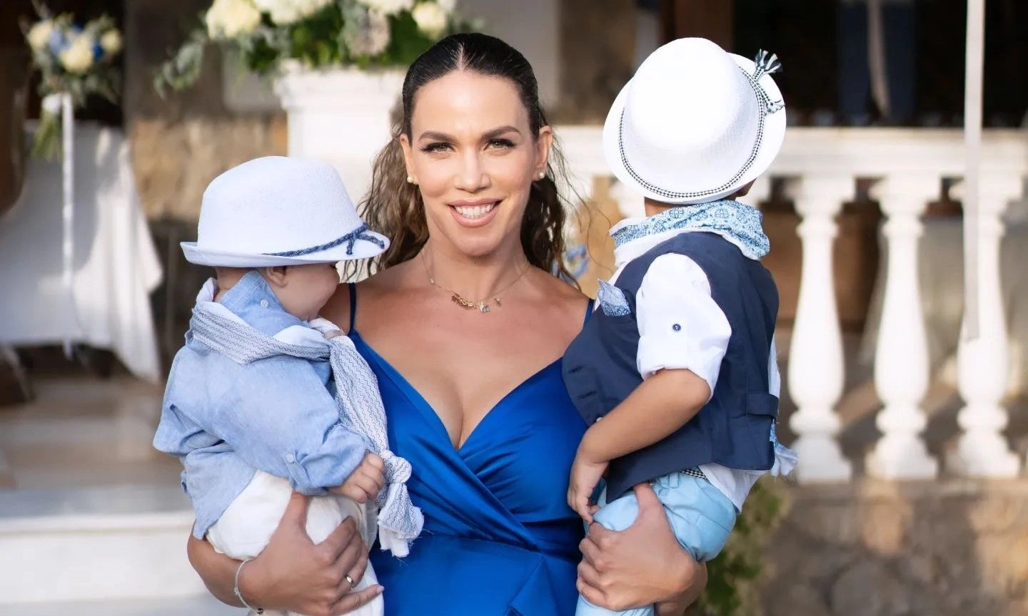 VIDEO: Πιο cute πεθαίνεις! H Κατερίνα Στικούδη έγινε νονά και τραγούδησε με τον γιο της