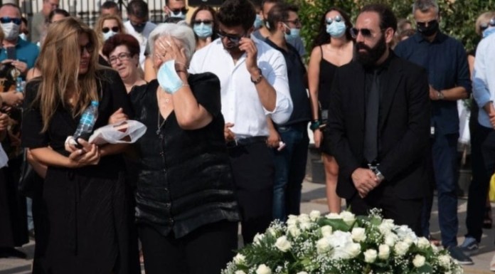 Έρικα Πρεζεράκου: Συντετριμμένη στην κηδεία της 7χρονης ανιψιάς της (σπαρακτικές στιγμές)
